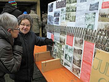 Elisabeth Förster wirft interessiert einen Blick in die Zeitungsberichte, in denen das Haus in Röttenbach abgebildet ist, in dem sie lebte und das dem Erdboden gleich gemacht wurde. Foto: Uwe W. Zipfel