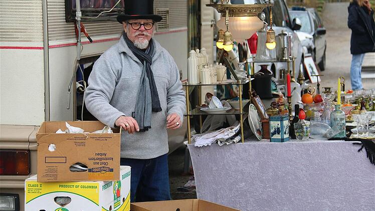 Thomas Limberg baut seinen Stand vor dem Wohmobil auf.  Foto: Gerd Schaar