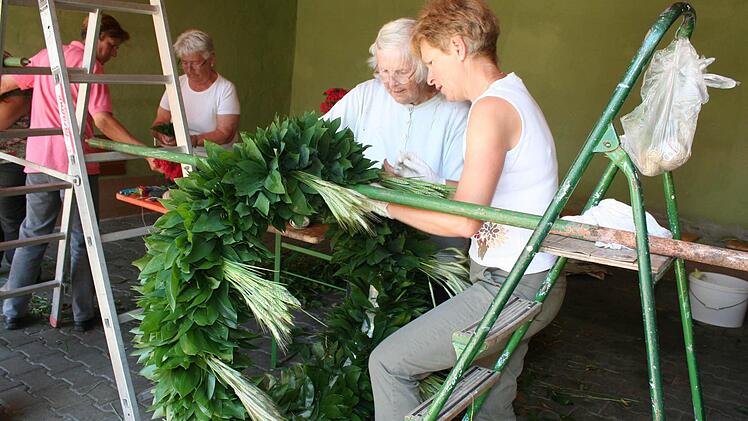 Edeltraud Leicht (links) und Christiane Rabl sorgen für den Unterbau Foto: Evi Seeger