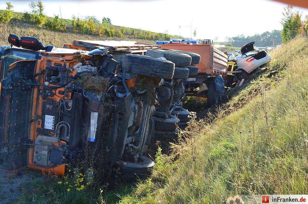 Lkw rammt Taxi auf B8