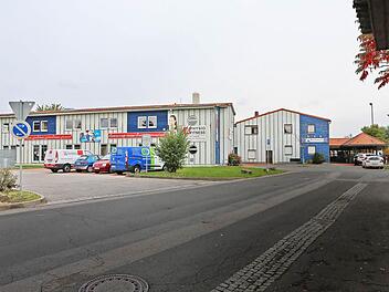 Mit dem Verkauf der beiden Gebäudeteile im Vordergrund könnte der SV Hallstadt sich finanziell Luft verschaffen. Foto: Barbara Herbst