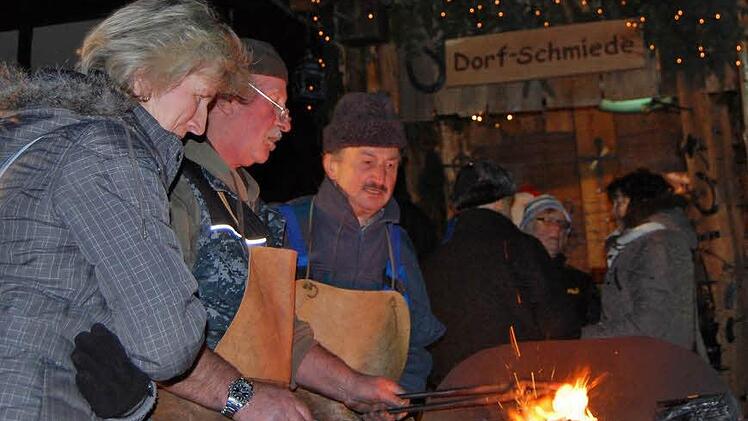 Dem Schmied über die Schulter geschaut. Foto: Sigismund von Dobschütz