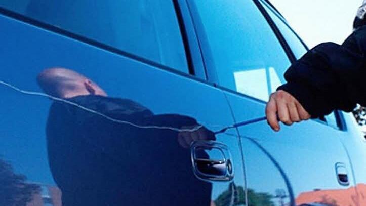 Mehrfach hat ein 41-jähriger Kulmbacher das Auto seiner Nachbarin zerkratzt. Trotz einer offenen Bewährungsstrafe kam er vor Gericht glimpflich davon. Foto: Symbolbild dpa