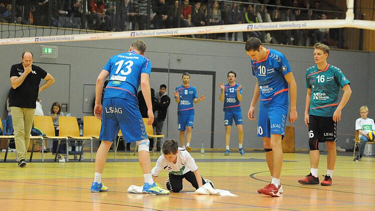 1:3 gegen den Tabellenführer verloren, aber wieder viele Sympathie-Punkte gewonnen haben Hammelburgs Volleyballer (blaue Trikots). Foto: Hopf