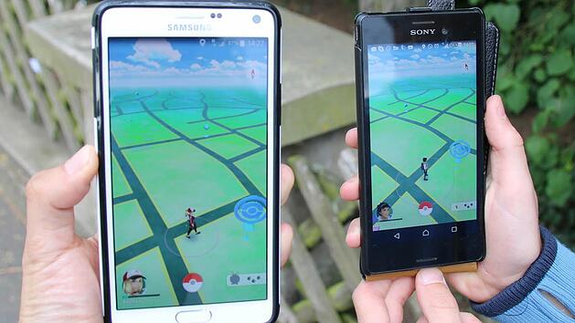 Die Spielfiguren von "Pokémon Go" bewegen sich auf der GPS-Karte, sobald man mit dem Smartphone läuft. Das Handyspiel ist weltweit beliebt. Fotos: Ronald Heck