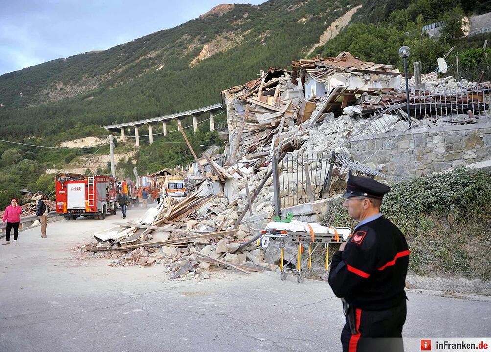 Schweres Erdbeben erschüttert Zentralitalien