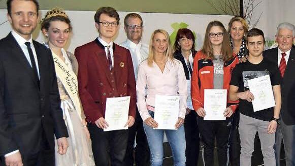 Die Träger der goldenen Ehrennadel mit Offiziellen und den Geehrten, die eine Urkunde erhielten. Foto: Andreas Welz