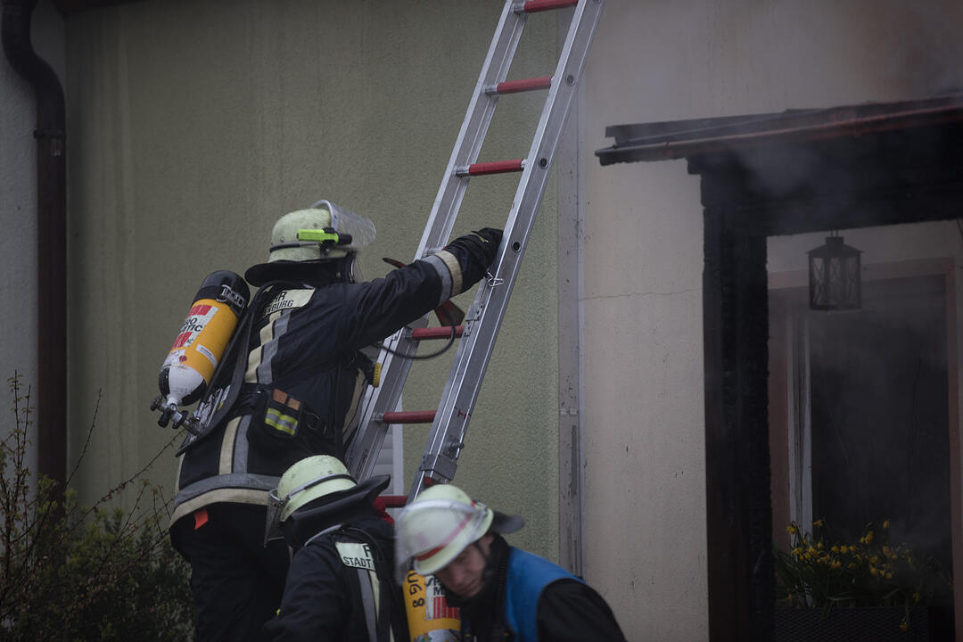 Brand in Doppelhaushälfte: Anderer Gebäudeteil in Mitleidenschaft gezogen - Bewohner leicht verletzt – Feuerwehr muss Dachstuhl öffnen, um Glutnester zu bekämpfen