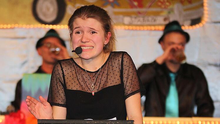 Oh, oh. Da hat Anna-Lena Werb gerade den Führerschein gemacht und fährt prompt ein anderes Auto an. Wenigstens hat sie ihren Lapsus an Ort und Stelle zugegeben.
