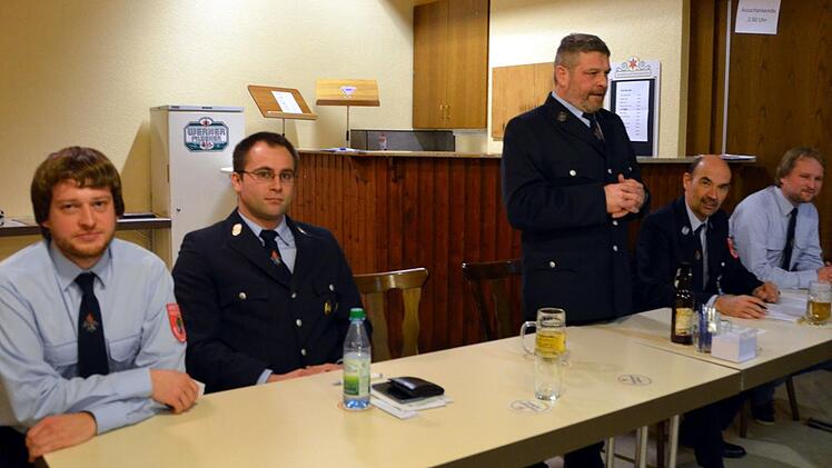 Ein Platz ist noch frei in der Vorstandschaftsriege der Freiwilligen Feuerwehr Sulzthal. Bislang konnte noch kein 2. Kommandant gefunden werden. Auf unserem Foto v.li: Stefan Rechtenbacher (2. Vorsitzender), Kommandant Jens Weingart, Vereinsvorsitzender Dieter Halbig, Schriftführer Stefan Diez und Kassier Andreas Sauerhöfer.