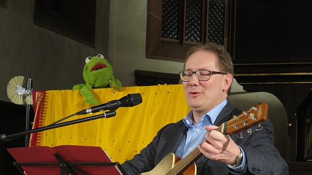 Der Frogsong, gesungen vom Frosch (Gertraud Wackerbauer)  zusammen mit Pfarrer Thomas Eschenbacher. Barbara Oschmann