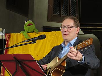 Der Frogsong, gesungen vom Frosch (Gertraud Wackerbauer)  zusammen mit Pfarrer Thomas Eschenbacher. Barbara Oschmann