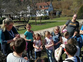 Jutta Vogt erkl&auml;rte den Kindern, welch wertvollen Kr&auml;uter praktisch in jedem Garten wachsen. Monika Wiesner