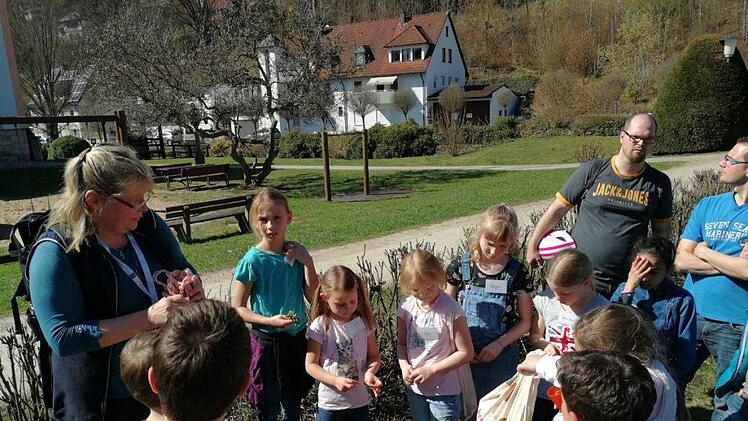 Jutta Vogt erkl&auml;rte den Kindern, welch wertvollen Kr&auml;uter praktisch in jedem Garten wachsen. Monika Wiesner