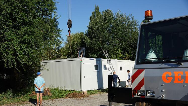 Der Kran bringt die neuen Container in Position.Foto: Arkadius Guzy