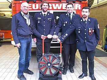 Übergabe des Hochleistungslüfters mit (v. l.) Bürgermeister Hermann Anselstetter, Adjutant Fabian Hoffmann, Kommandant Markus Holhut und Feuerwehr-Vorsitzendem Dominik Pühlhorn Foto: Werner Reißaus