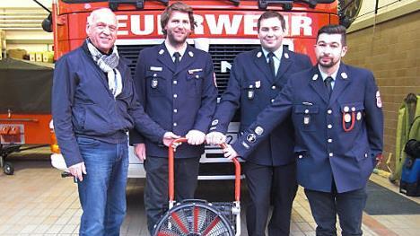 Übergabe des Hochleistungslüfters mit (v. l.) Bürgermeister Hermann Anselstetter, Adjutant Fabian Hoffmann, Kommandant Markus Holhut und Feuerwehr-Vorsitzendem Dominik Pühlhorn Foto: Werner Reißaus