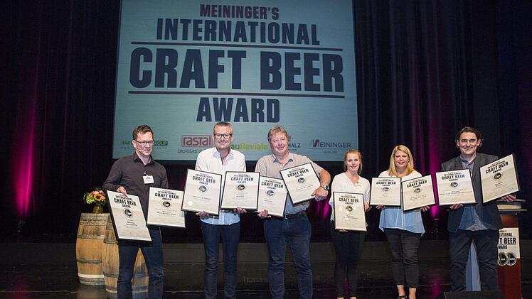 Die Brauerei Kundmüller aus Viereth-Trunstadt wurde beim International Craft Beer Award 2019 mit 2 x Platin, 6 x Gold und 3 x Silber geehrt. Im Bild sind: Die Gewinner Oswald (2.v.l) und Roland Kundmüller (3.v.l) sowie die Veranstalter des Meininger´s International Craft Beer Awards v.l. Benjamin Brouër, Laura Litty, Mareike Hasenbeck und Christian Neumer. Foto: René Ruprecht