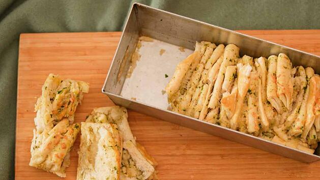 Selbstgemachtes Knoblauchzupfbrot ist eine tolle Beilage.