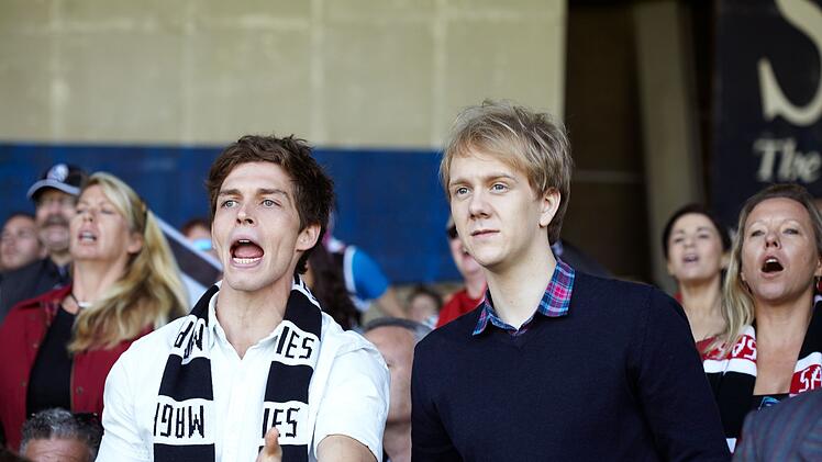 Nach einigen Anlaufschwierigkeiten werden Geoffrey (Wade Briggs, links) und Josh (Josh Thomas) ein Paar.