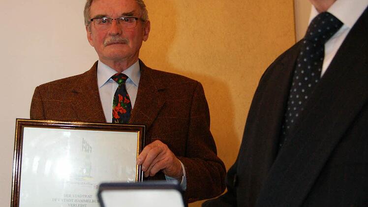 Bürgermeister Ernst Stross (vorne) ehrt Ulf Zeidler. Foto: Arkadius Guzy