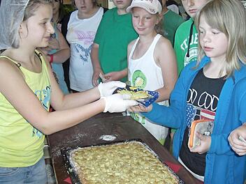 Es gab zur Pause einen wahren Ansturm von "Kunden", um leckere Waffeln oder Kuchen zu ergattern. Vorne links Alina Kestel als "Verkäuferin", rechts Kristina Pfadenhauer als "Kundin". Fotos: K.-H. Hofmann