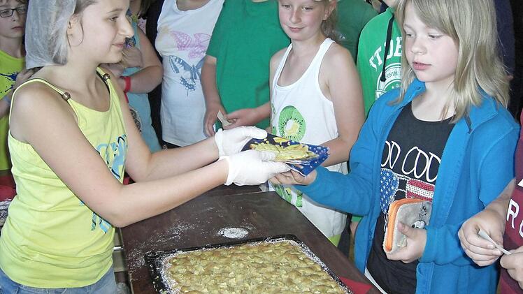 Es gab zur Pause einen wahren Ansturm von "Kunden", um leckere Waffeln oder Kuchen zu ergattern. Vorne links Alina Kestel als "Verkäuferin", rechts Kristina Pfadenhauer als "Kundin". Fotos: K.-H. Hofmann