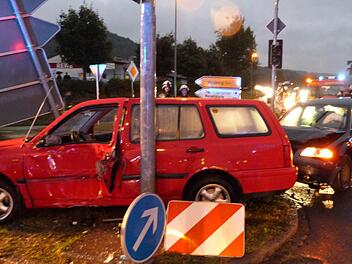 Schwer gekracht hat es an der Kreuzung der B 303 bei Wirsberg. Der rote Golf Kombi des Unfallverursachers landete am Ampelmast. Rechts ist der Passat zu sehen, mit dem der Golf frontal zusammengekracht ist. Fotos: Werner Reißaus
