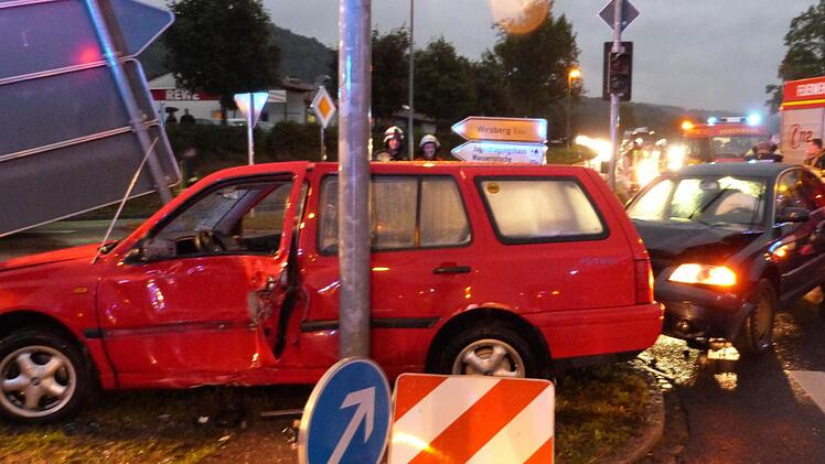 Schwer gekracht hat es an der Kreuzung der B 303 bei Wirsberg. Der rote Golf Kombi des Unfallverursachers landete am Ampelmast. Rechts ist der Passat zu sehen, mit dem der Golf frontal zusammengekracht ist. Fotos: Werner Reißaus
