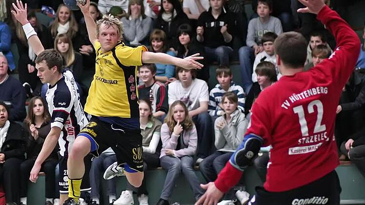 Im April 2008 stand Waldemar Strzelec gegen den HSC Coburg im Tor. In der Angerhalle hielt er dabei nicht nur diesen Wurf des damaligen HSC-Kapitäns Florian Lendner. Am Ende verlor er mit dem TV Hüttenberg - Trainer war Jan Gorr - aber mit 34:35. Foto: Archiv/Hagen Lehmann