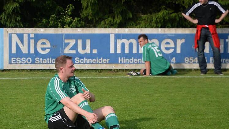 Der Lindauer Nico Merklein sitzt frustriert am Boden.