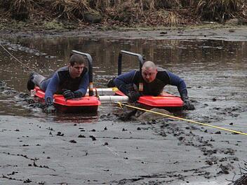 Die Feuerwehr wollte in Dechsendorf ein Reh aus dem Weiher retten. Foto: Michael Busch