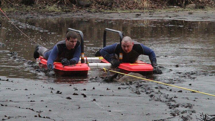 Die Feuerwehr wollte in Dechsendorf ein Reh aus dem Weiher retten. Foto: Michael Busch