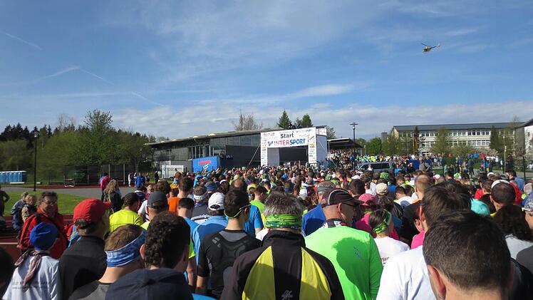 Über 2200 Marathonläufer machen sich in Neuhaus am Rennweg auf den Weg zum 43,5 Kilometer entfernten Schmiedefeld. Foto: Michael Kraus