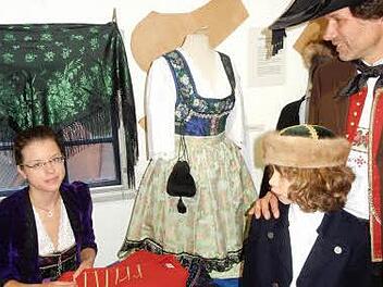 Rosalie Postatny nähte an einer Trachtenjacke kürzlich im Fränkische-Schweiz-Museum mit zwei Männern in historischer Tracht. Foto: löw