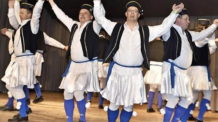 Männerballett mal anders: Die Hellinger tanzten in stilvoller Tracht ebenso stilvollen Sirtaki. Foto: Gerold Snater