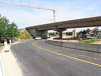 Die ursprüngliche Trasse der Äußeren Nürnberger Straße (rechts im Bild) ist gesperrt. Dort stehen Kräne und Pfeiler zum Bau der neuen Autobahnbrücke. Der Verkehr fließt jetzt über eine Umleitungs-Schleife, den sogenannten Bypass.  Foto: Andreas Schmitt