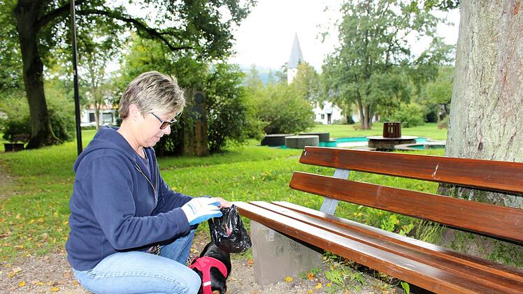 Beim Gassigehen auf Müllsuche: Anita Ortgies mit Hund Gini auf der täglichen Runde durch den Georgi-Park.  Foto: Julia Raab
