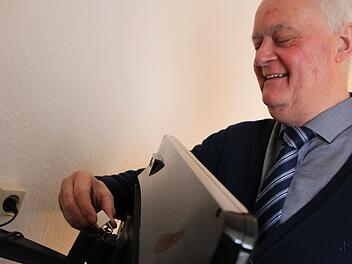 Roland Kreuzer vom Hotel Zur Mühle in Bad Brückenau hat Glück gehabt: Weil er die Flachbildschirme gesichert hatte, ging der Betrüger leer aus. Foto: Ulrike Müller