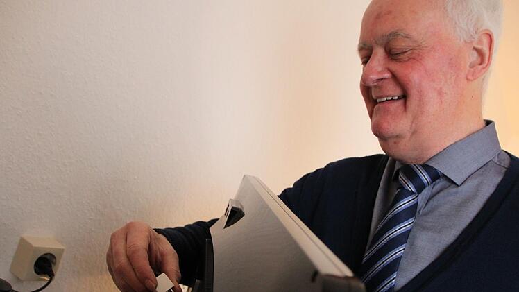 Roland Kreuzer vom Hotel Zur Mühle in Bad Brückenau hat Glück gehabt: Weil er die Flachbildschirme gesichert hatte, ging der Betrüger leer aus. Foto: Ulrike Müller