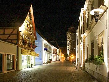So könnte sich die Höchstadter Hauptstraße vom Scharfen Eck bis zum Stadtturm mit einer Architekturbeleuchtung dauerhaft präsentieren.  Fotos: Andreas Dorsch