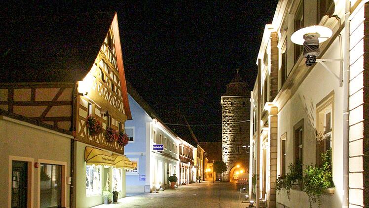 So könnte sich die Höchstadter Hauptstraße vom Scharfen Eck bis zum Stadtturm mit einer Architekturbeleuchtung dauerhaft präsentieren.  Fotos: Andreas Dorsch