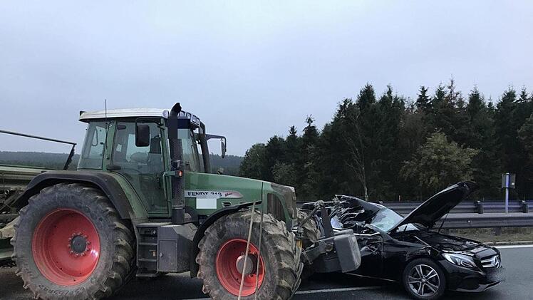 Auf der A72 zwischen dem Dreieck Hochfranken und der Ausfahrt Hof/Töpen ist am Sonntag ein Auto gegen einen Traktor geprallt. Wie kam das landwirtschaftliche Gefährt auf die Autobahn?   Foto: NEWS5 / Fricke
