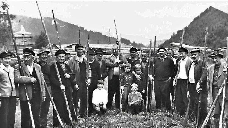 Die Wind und Wetter erprobten Altflößer stellten sich 1969 in Wallenfels zum Floßstart zu einem Erinnerungsbild auf.  Repros: Gerd Fleischmann