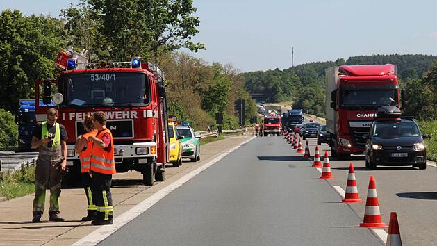 Die He&szlig;dorfer Feuerwehr bei einem Einsatz auf der Autobahn.  Foto: Christian Bauriedel