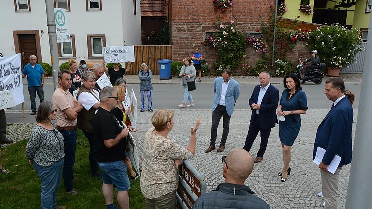 Irene Fell  aus Langendorf stellt der politischen Prominenz - Bürgermeister Johannes Krumm, Landrat Thomas Bold, Staatsministerin Dorothee Bär, Gemeinderätin Christel Neeb und Staatssekretär Stephan Mayer (von links)  - kritische Fragen zum Projekt Naherholungsgebiet. Foto: Peter Seufert