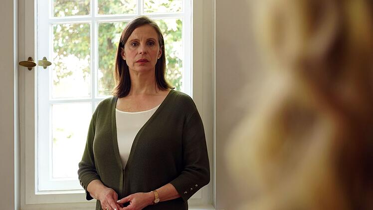 Alexandras Mutter Birgit Tietze (Julia Jäger) ist erschüttert, dass nun, nach dem Fund der Leiche ihrer Tochter, alles wieder hochkommt und erneut Fragen gestellt werden.