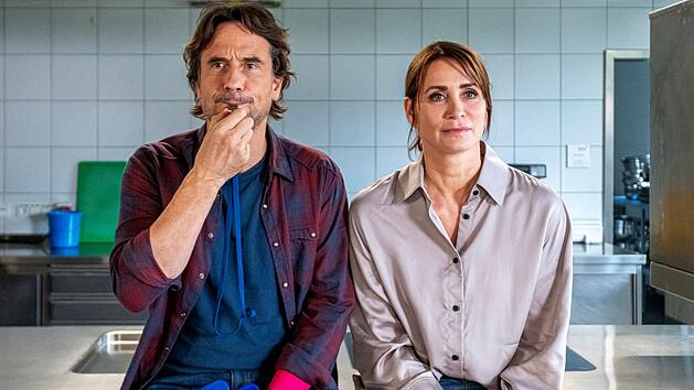 Eigentlich hat Erik (Oliver Mommsen) die Trillerpfeife von seiner Mutter bekommen, damit er im Notfall nach ihr pfeifen kann. Wie er und Katharina (Anja Kling) feststellen, eignet sich die Pfeife aber auch gut, um die Sch&uuml;ler unter Kontrolle zu halten.