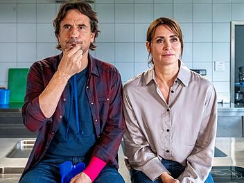 Eigentlich hat Erik (Oliver Mommsen) die Trillerpfeife von seiner Mutter bekommen, damit er im Notfall nach ihr pfeifen kann. Wie er und Katharina (Anja Kling) feststellen, eignet sich die Pfeife aber auch gut, um die Schüler unter Kontrolle zu halten.