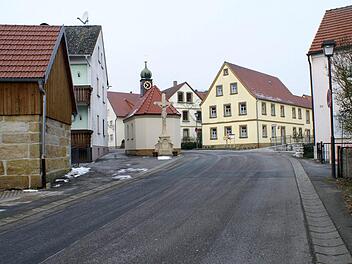 Die Dorfstraße in Höfen soll ein neues, schöneres Gesicht bekommen. Foto: Renate Neubecker